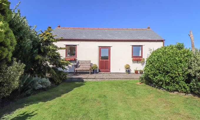 Carnbrea Cottage | BOWLING GREEN COTTAGE, pet friendly, with open fire in Camborne