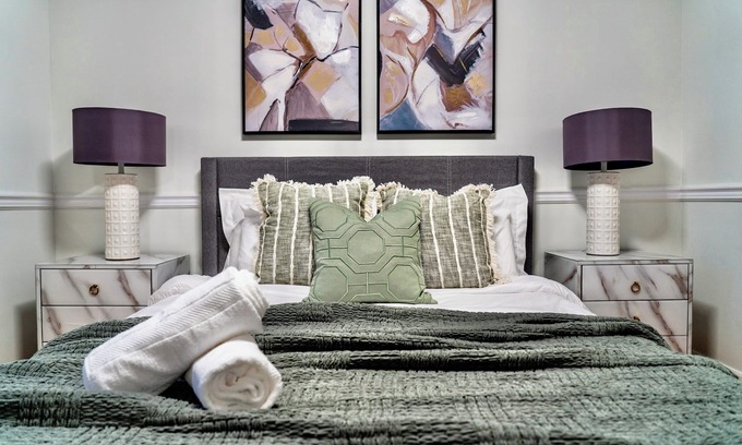 Varsity House | Bowmont Park Luxury Retreat w/AC