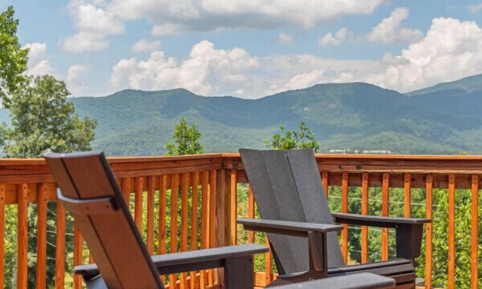 Swannanoa Cabin | Bowtie Mountain View Home~ Asheville * Hot tub * Black Mountain