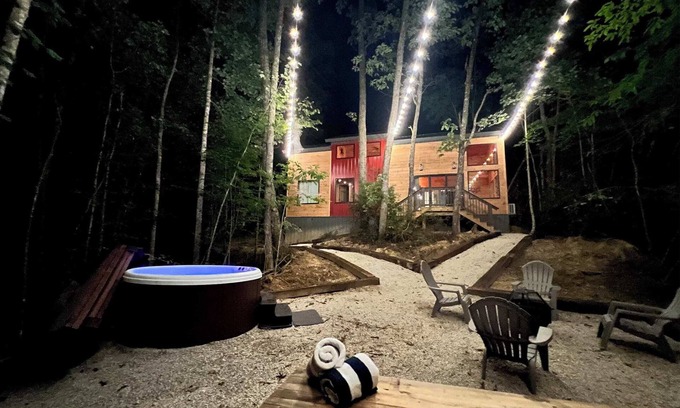 Stanton Cabin | Box Car Cabin | Brand new | Hot Tub| | Fire Pit