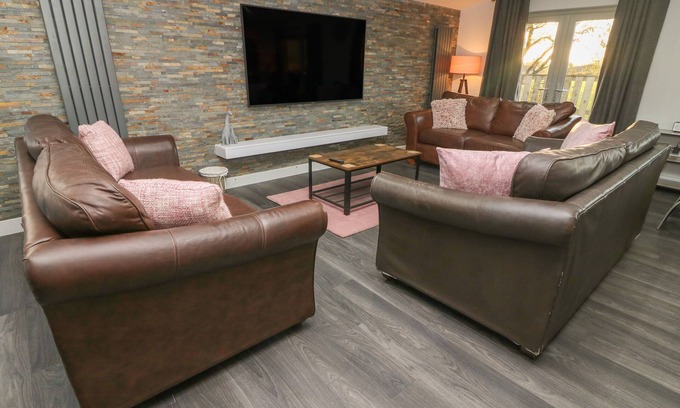 Wennington Cottage | BOX TREE ESCAPES, family friendly, with hot tub in Kirkby Lonsdale