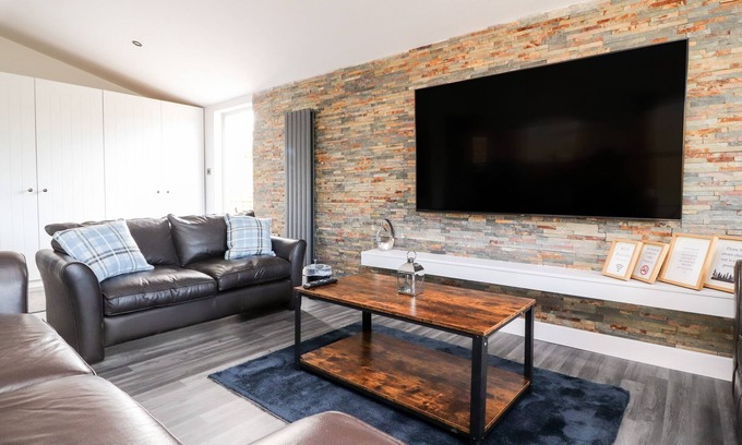 Wennington Cottage | BOX TREE ESCAPES, family friendly, with hot tub in Kirkby Lonsdale