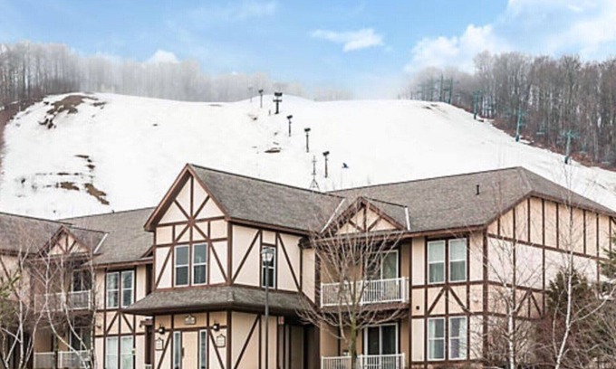 Boyne Falls Villa | Boyne Mountain 1 BR Condo Full Kitchen, in-unit washer/dryer, fireplace (A2)