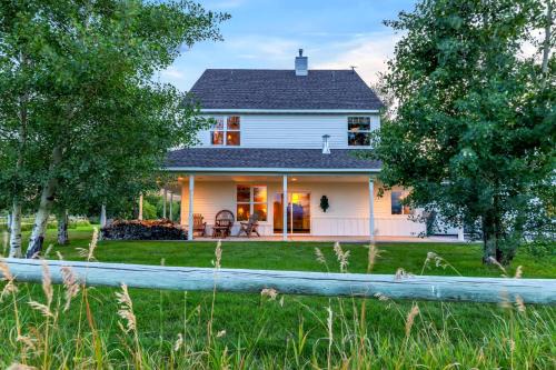 Bozeman House | Bozeman Farmstead - Country Side Stay & Mtn Views