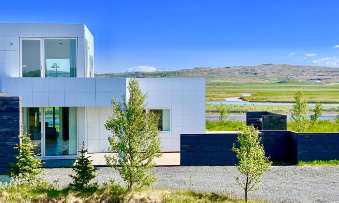 Laugaras House | Brún