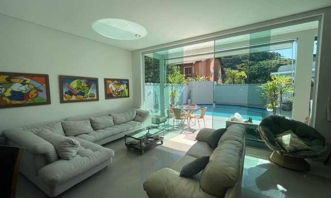 Guaruja House | Casa Ideal em Guarujá à 800m da Praia, com Piscina e em Condomínio Familiar