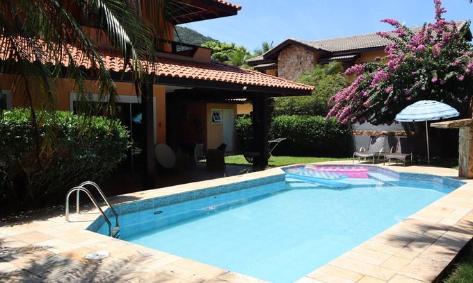 Balneario Praia do Pernambuco House | BEAUTIFUL, LARGE AND COZY HOUSE CLOSE TO THE BEACH, GATED COMMUNITY, SWIMMING POOL, BARBECUE