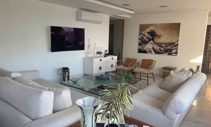 Barra da Tijuca Apartment | Penthouse facing the sea, building with services Opposite Pepê beach, nearby market