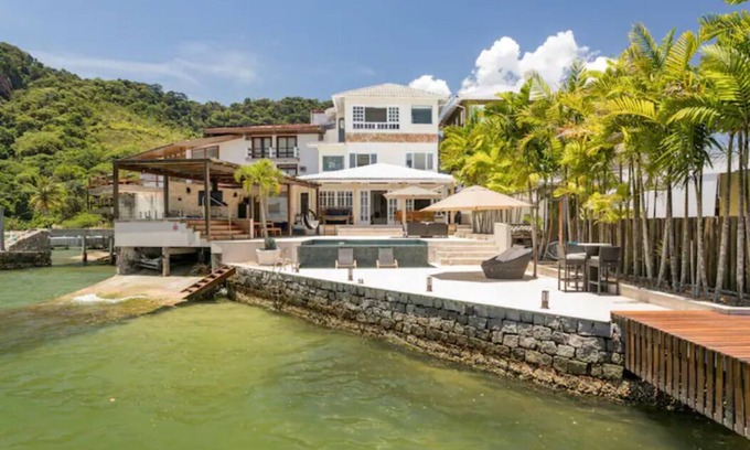 Caieira House | Cove in front of the island of Caras