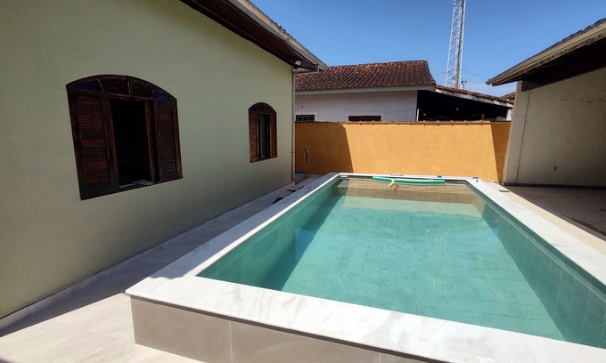 Praia da Enseada House | Joyful house with pool near the beach