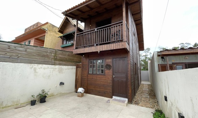 Rio Vermelho Norte Ski Chalet | Woody House Chalé - O Refúgio Para sua Família na Praia em Florianópolis