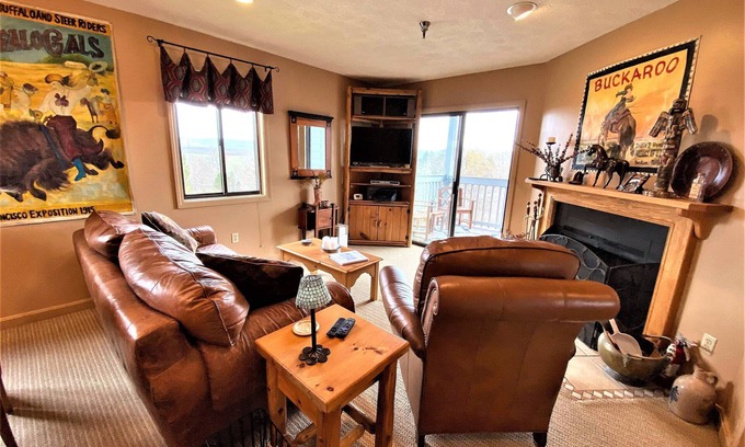 Davis Condo | BR260 Perfect for 2 couples! Summer Pool!