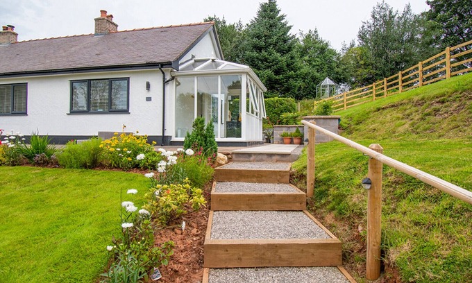 Hendrerwydd Cottage | Bracdy Cottage - One Bedroom Cottage, Sleeps 2