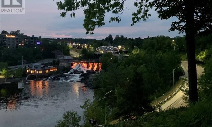 Bracebridge House | Bracebridge Falls House - with spectacular views and close to downtown