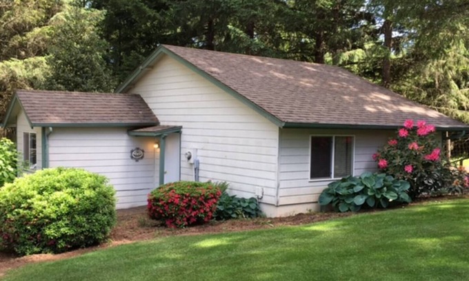 Alvadore Cottage | Bracken Hill Guest House - Quiet country retreat near Eugene and wineries