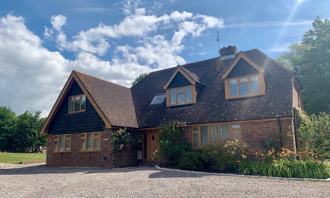 Angmering Cottage | Brackenside , Angmering - a country house that sleeps 12 guests in 6 bedrooms