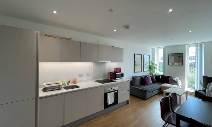 Bracknell Apartment | Bracknell Gorgeous Modern Two Bedroom Apartment