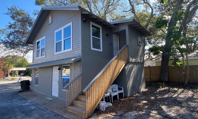 Bradenton Apartment | Bradenton duplex near downtown Pier, Harbor, Riverwalk & beaches. Pet friendly!