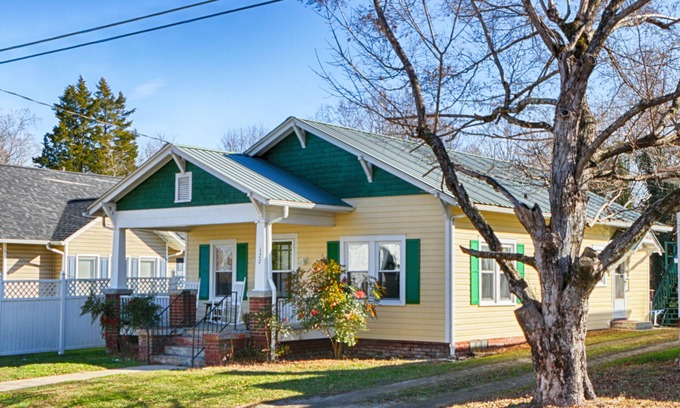 Mount Airy House | Bradley Cottage in the heart of "Mayberry"