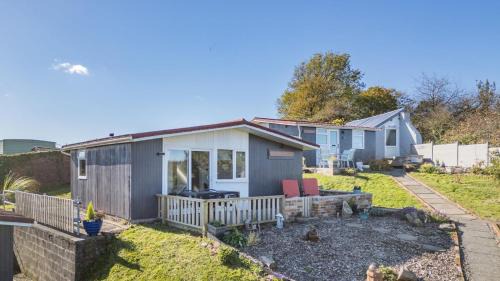 Llanybri House | Braeburn Lodge