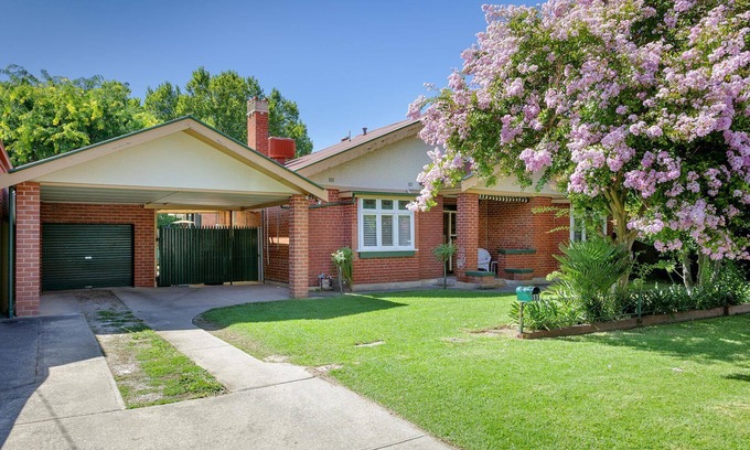 Albury House | Braeside- Victoria St's Secret - Gorgeous four bedroom, two bathroom Federation style central home