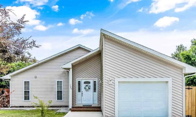 Westover House | Bragg Sunset Hideaway. 3BD/2.5BA, 1mile from Bragg