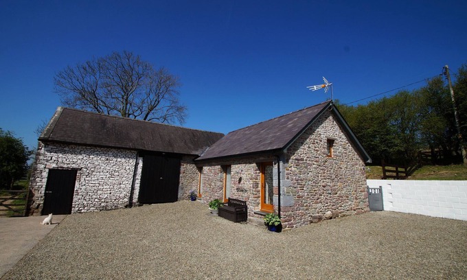 Llangadog House | Bramble Cottage - Mountain Retreat