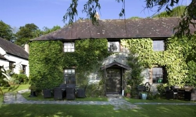 Boncath Cottage | Bramble Cottage - sleeps 6 guests in 3 bedrooms