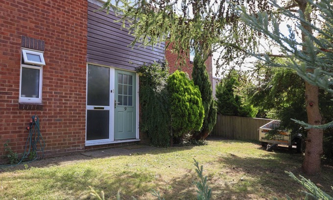 Chapmanslade Cottage | BRAMBLE END, pet friendly, with open fire in Frome