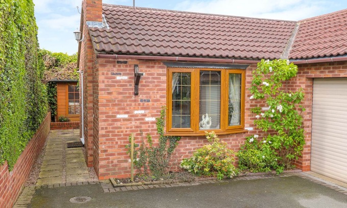 Swadlincote Cottage | BRAMBLE GRANGE, family friendly, with hot tub in Overseal