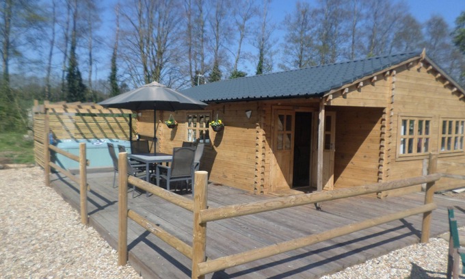 Littlebourne Cabin | 'Bramble Lodge' Littlebourne Canterbury (hot tub)