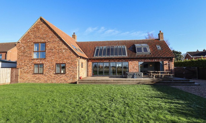 Spilsby House | BRAMBLEBERRY BARN, pet friendly, luxury holiday cottage in Spilsby