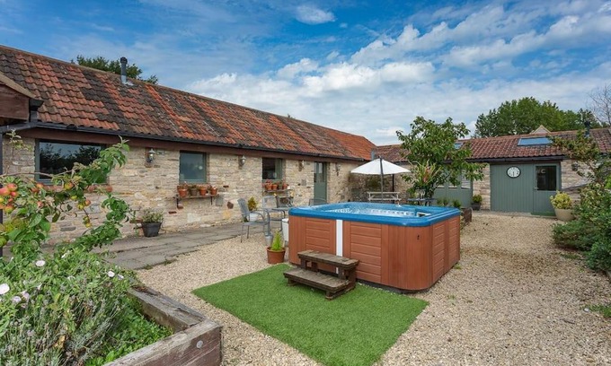 Upton Cheyney House | Bramley Barn near Bath + Hot tub