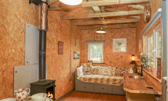North Wheatley Cottage | BRAMLEY ORCHARD GLAMPING, pet friendly, with open fire in Clarborough
