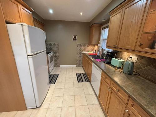 Brampton House | Brampton Special Cost Friendly Room- 24 hrs Checkin