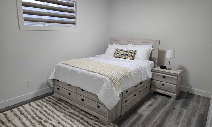 Beaumont Apartment | Brand New 1 Bedroom Suite with Private Entrance-10 mins to Airport-self check-in