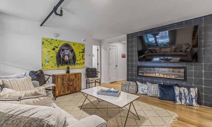 Cougar Creek Apartment | Brand New 15 ppl unit in Camore, w/Mountain View