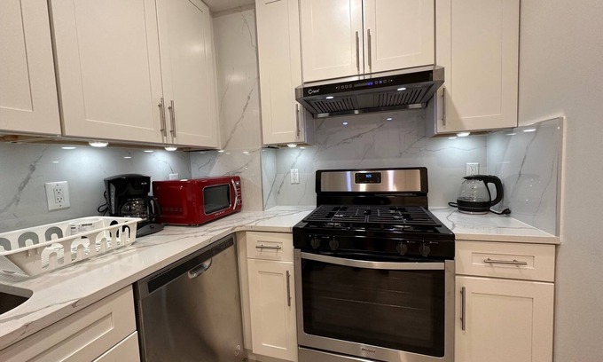 Queens Apartment | Brand New 1br - Linens Wi-Fi 4th fl