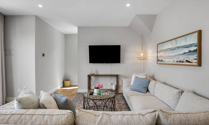 Central Okanagan House | Brand new 2-bed 2-bath suite, 1-min walk to beach
