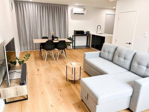 Phillipstown House | Brand New 2 Bed Near CBD With Parking