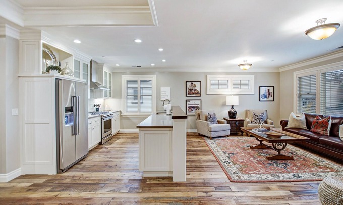 Sonoma House | Brand New 2 Bedroom Master Suites with Chefs Kitchen Steps to Sonoma Plaza