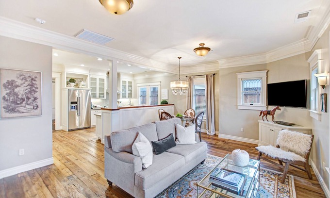 Sonoma House | Brand New 2 Bedroom Master Suites with Chefs Kitchen Steps to Sonoma Plaza