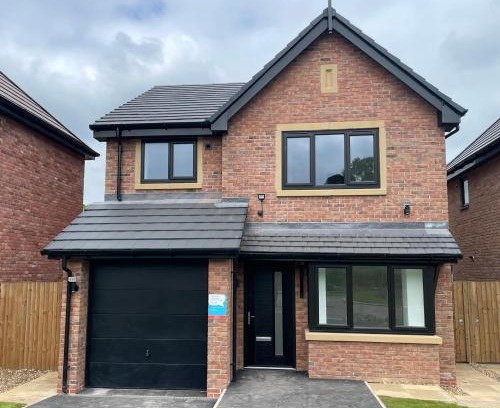 Newcastle-Under-Lyme House | Brand-New, 2 Private Bedrooms Available, Stunning Views, Stoke Hospital, Alton Towers, Keele University, Trentham Gardens, Free Parking & Wi-Fi