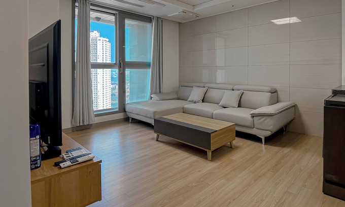 Songdo Apartment | Brand-New 20F 2BR 646sq.ft 2min to Hyundai Outlet& Triple St. Gym,2Free Parking