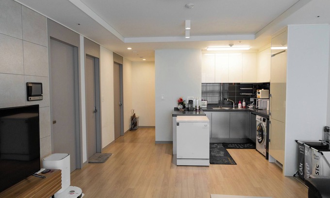 Songdo Apartment | Brand New 2BR 14F 646sq.ft, 2min to Hyundai outlet & Triple St., 2Free Parking