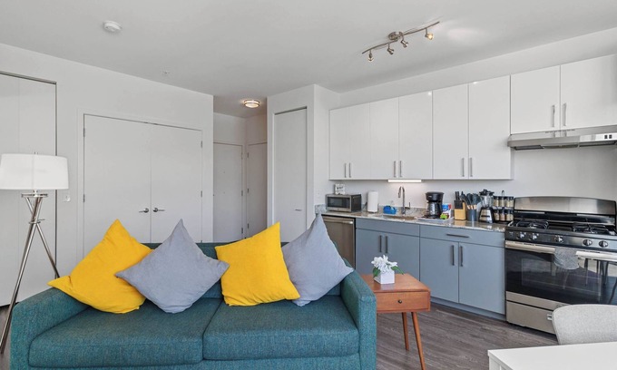 West Bucktown Apartment | Brand New 2BR Chicago City Escape