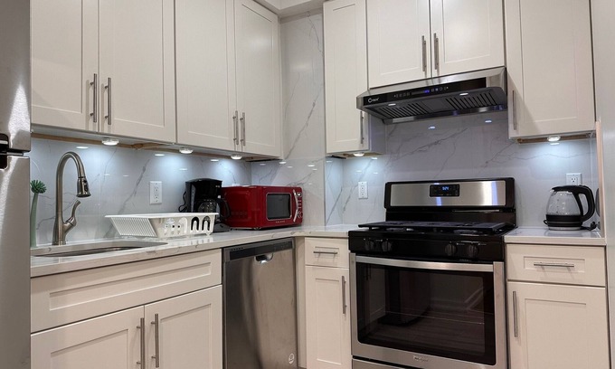 Queens Apartment | Brand New 2br - Linens Wi-Fi 5th fl