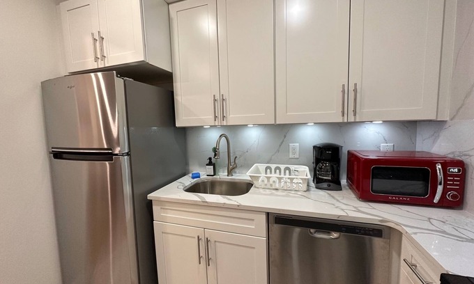 Queens Apartment | Brand New 2br - Linens Wi-Fi 4th fl
