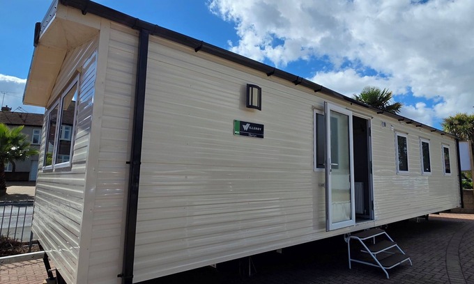 Clacton-on-Sea House | Brand New - 3 bedroom Caravan.