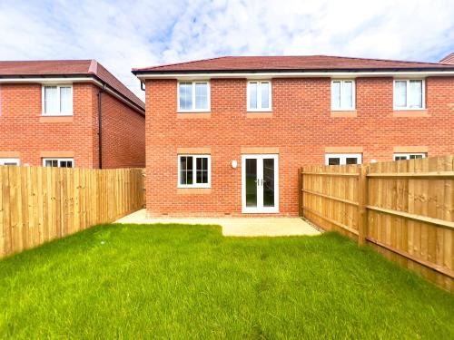 West Bromwich Apartment | Brand New 3 BEDROOM HOUSE WITH GARDEN AND FREE PARKING